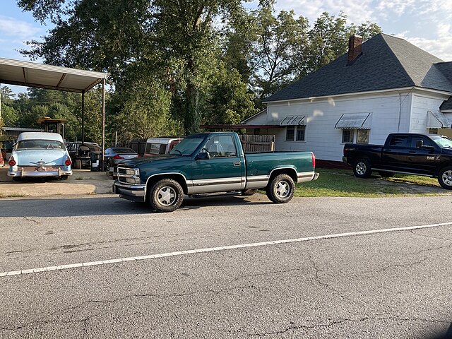 https://upload.wikimedia.org/wikipedia/commons/thumb/f/f3/1996_chevrolet_c-1500_silverado.jpg/640px-1996_chevrolet_c-1500_silverado.jpg