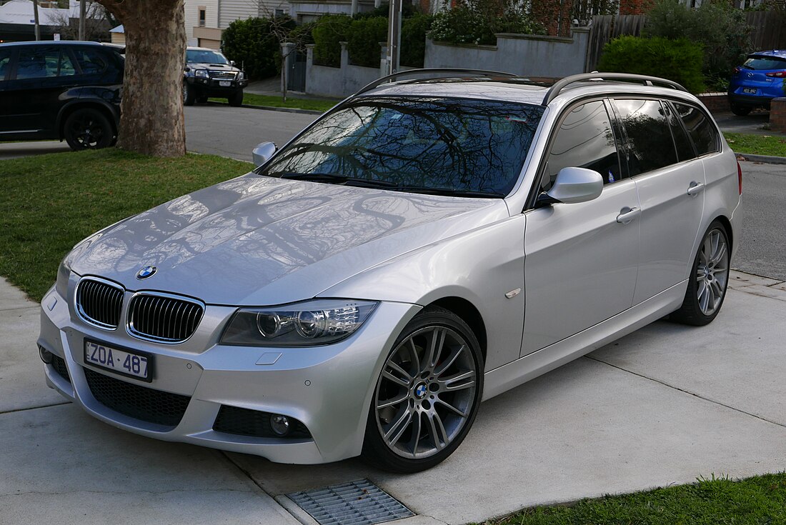 File:2010 BMW 323i (E91 MY10.5) Lifestyle Touring station wagon (2015-07-03) 01.jpg