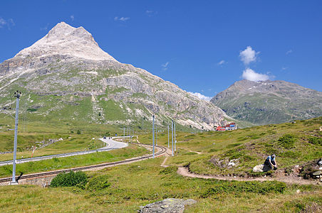 Piz Alv (links) und Piz Lagalb (rechts), davor die Talstation der Diavolezza.