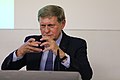 Deutsch: Leszek Balcerowicz beim Keynote-Vortrag im Rahmen der Konferenz "Poland 1989: Negotiations, (Re)Constructions, Interpretations" in Halle (Saale), Steintor-Campus der MLU, Hörsaal 1 am 23. Oktober 2019.