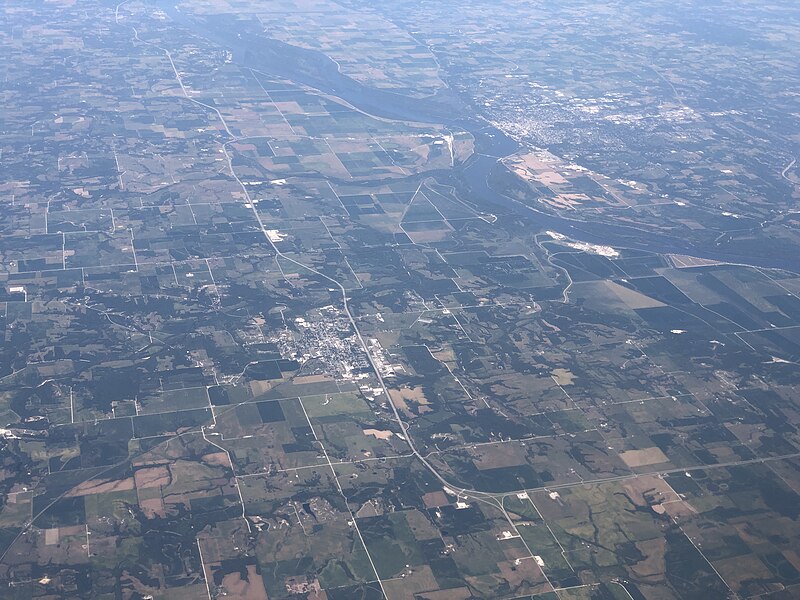 File:2022-09-09 19 04 10 UTC minus 5 Aerial view of the Mississippi River along the border of eastern Marion County, Missouri and southwestern Adams County, Illinois, centered on the borders of Liberty Township, Fabius Township and the city of Palmyra.jpg