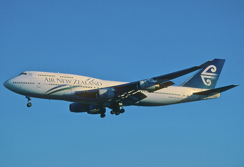 File:281af - Air New Zealand Boeing 747-419; ZK-NBT@LAX;03.03.2004 (8232545288).jpg