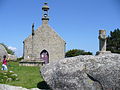 Chapelle Saint Pol(16.Jh.)-Die kleine Kapelle des Bretonischen Heiligen Paul Aurelie ist eingezwängt zwischen riesigen Felsen. Auf einem kleinen Felsen danebenstehend ist ein Zöllnerturm errichtet dessen Stufen in den Fels geschlagen sind.Ihm zu Füßen der kleine Kalvarienberg(Calvaire) Kerverven-Brignogan-Plages, Finistère ,Bretagne ,Côte des Légendes