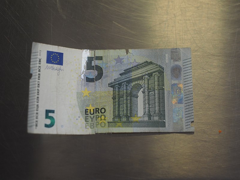 File:5 Euro note in bad condition.jpg