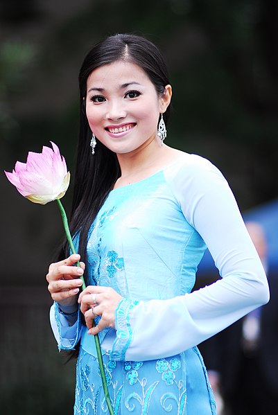 File:A Vietnamese young lady in ao dai.jpg