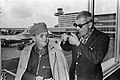 Aankomst schrijver Truman Capote (links) en regisseur Richard Brooks op Schiphol, Bestanddeelnr 921-1631.jpg