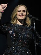 Photographie d'Adele en concert en Glasgow.