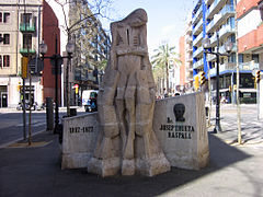 Monumento al Doctor Trueta (1978), de Josep Ricart, Rambla del Pueblo Nuevo.