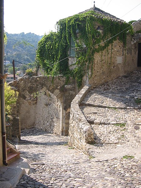 File:Alley in France.jpg