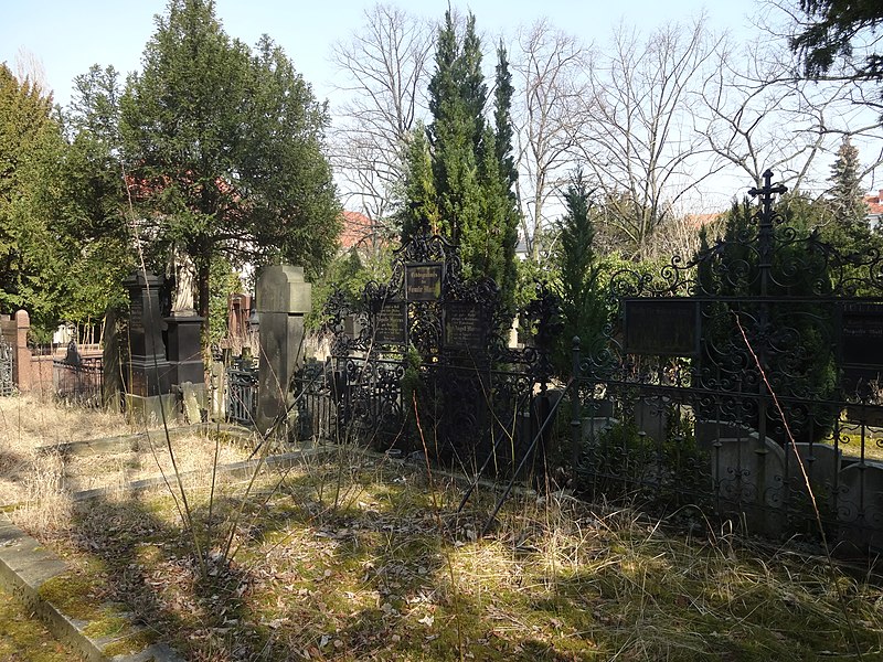 File:Alter jacobsfriedhof berlin 2018-03-25 (26).jpg