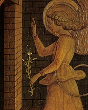 Détail de peinture. L'ange tient une tige avec une fleur éclose et deux fleurs en bouton.