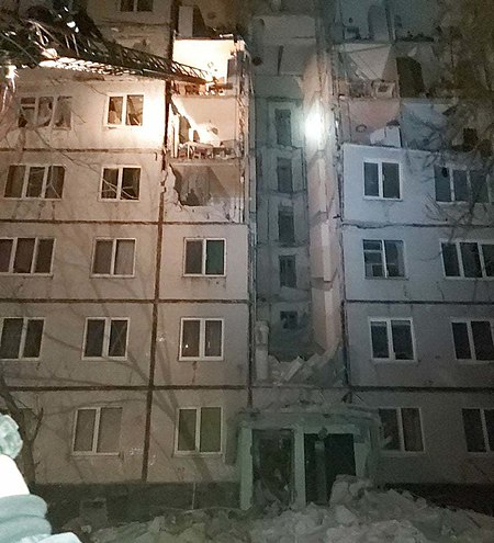 Tập_tin:Apartment_block_in_Kharkiv_damaged_during_Russian_invasion.jpg