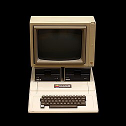 Ordinateur Apple II exposé au musée Bolo de l'École polytechnique fédérale de Lausanne en Suisse. (définition réelle 5 616 × 5 616)