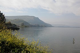 Il monte Arbel visto dal lago di Tiberiade.