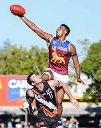 Deux joueurs de football australien en train de disputer un ball-up, reprise du jeu après un arrêt, lors d'un match opposant les Brisbane Lions contre le NT Thunder au stade Marrara Oval à Darwin. (définition réelle 2 430 × 3 071)