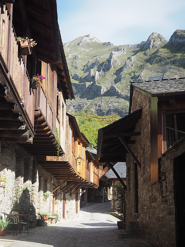 Peñalba de Santiago, a medieval village in El Bierzo.