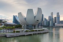 Moshie Safdie жасаған лотос шабыттандырылған ғимарат, оның ортасында бірегей дөңгелек негізмен бекітілген 10 «саусақ» бар.