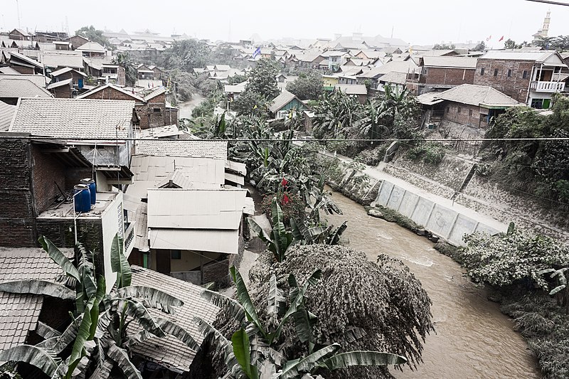 File:Ash in Yogyakarta during the 2014 eruption of Kelud 09.jpg