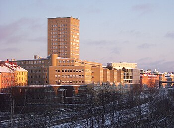 Atlashallen med sitt välvda tak och texten "Motorami" syns på en bild från 1953 bakom Sankt Eriksbron och framför Bonnierhuset. Till höger visas ett foto från 2010 med dagens kontorshus i röda tegelfasader, där Atlashallen tidigare fanns.