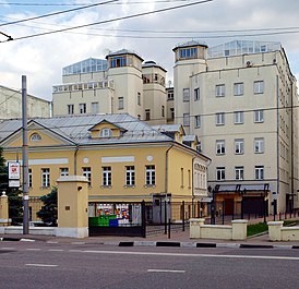 Дом 11/14 (слева на переднем плане). Правее и позади него видна первоначальная отделка здания