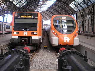 Español: Dos unidades eléctricas, una de la serie 451 (izquierda) y otra Civia (derecha), ambos de Renfe Operadora, en la Estació de França de Barcelona.