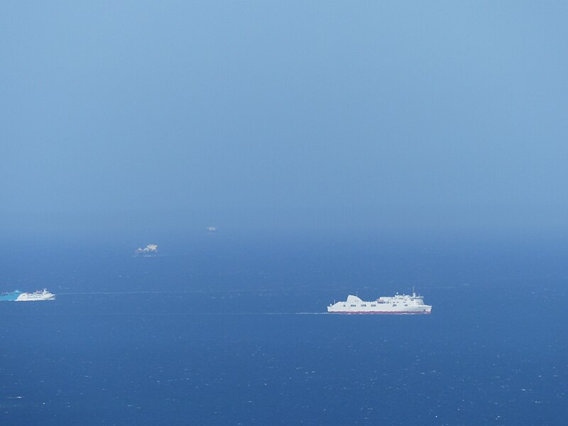 File:Barcos, Estrecho de Gibraltar desde Tarifa, España, 2015.JPG