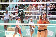Deutsch: Beachvolleyball bei den Olympischen Jugendspielen 2018; Tag 9, 15. Oktober 2018; Mädchen, Viertelfinale: USA-Spanien 2–1 (21–19/17–21/15–9) English: Beach volleyball at the 2018 Summer Youth Olympics at 15 October 2018 – Girls Quarterfinals: USA-Spain 2–1 (21–19/17–21/15–9)