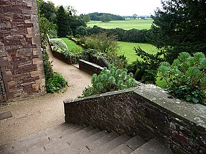 Un accès vers les jardins du château de Berkeley.