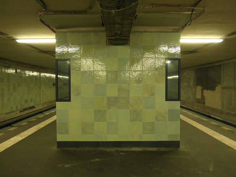 File:Berlin - U-Bahnhof Voltastraße - Linie U8 (7617718482).jpg
