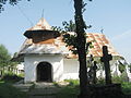 Biserica de lemn văzută dinspre intrarea în cimitir