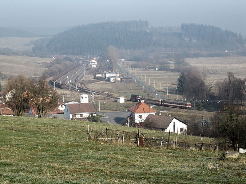 File:Bohuslavice nad Vláří, příjezd vlaku.jpg