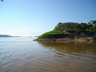 La foce del Río Abuná (a destra) nel Rio Madeira
