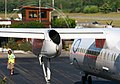Sur le tarmac de La Môle, un Bombardier Dash 8-315…
