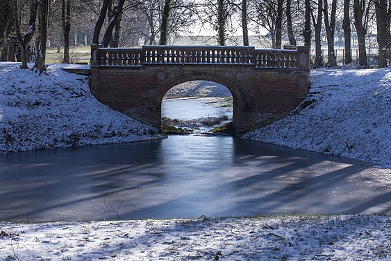 Brücke vor dem Schloss Hoppenrade