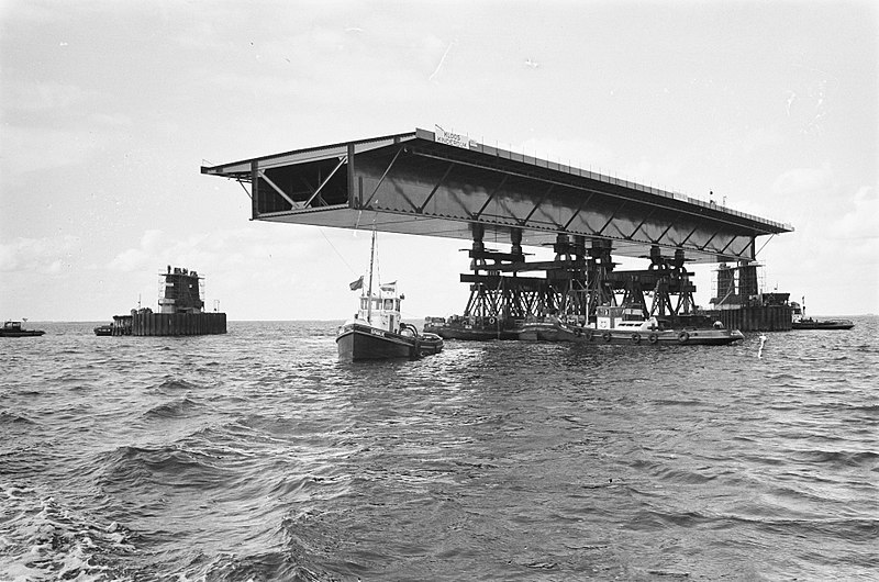 File:Brug over het Haringvliet bij Numansdorp, invaren van het 106 meter lange brug g, Bestanddeelnr 914-3033.jpg