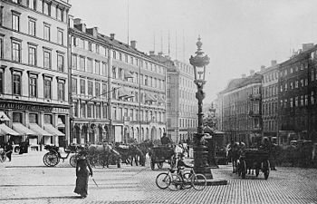 Torget mot söder med droskstationen (1900–1910).