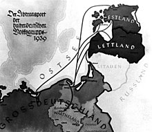 Schwarzweiße Landkarte der Baltischen Staaten und von Großdeutschland mit dem Titel „Abtransport der baltendeutschen Wolfsgruppe 1939“. Pfeile führen von Estland und Lettland über die Ostsee nach Großdeutschland.