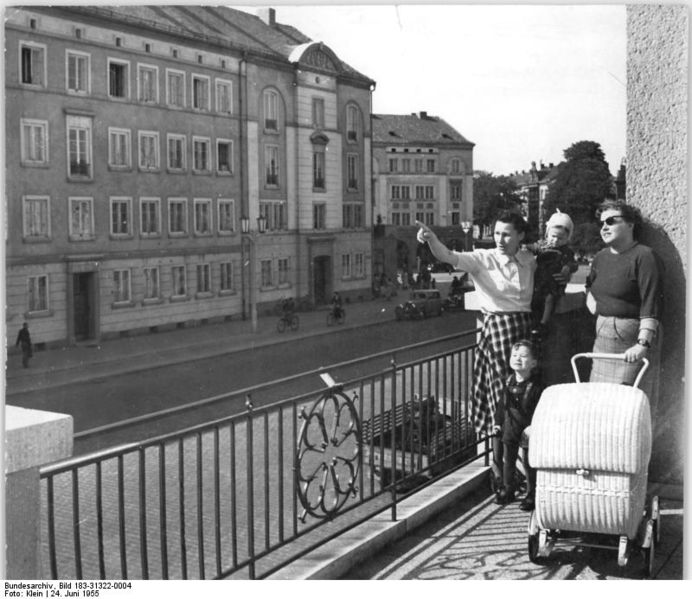 File:Bundesarchiv Bild 183-31322-0004, Dessau, Wilhelm-Pieck-Straße, Neubauten.jpg