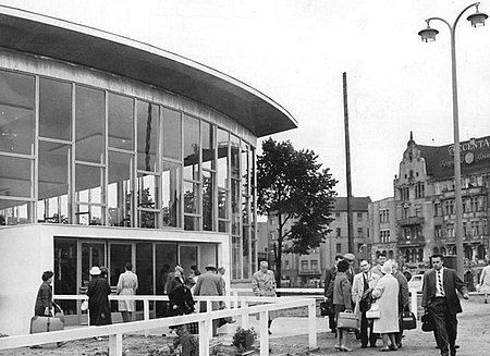 Bundesarchiv Bild 183 A0706 0010 001, Berlin, Bahnhof Friedrichstraße, Glashalle, Eingang
