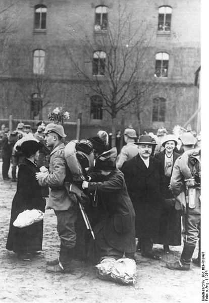 File:Bundesarchiv Bild 183-R19497, Berlin, Soldaten mit ihren Angehörigen vor Abrücken zur Front.jpg