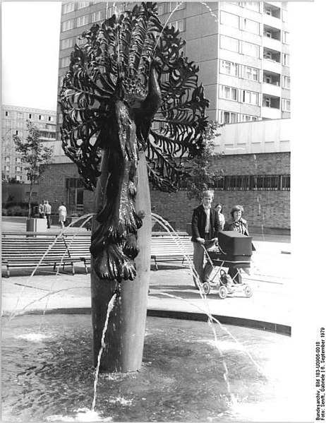 File:Bundesarchiv Bild 183-U0906-0018, Berlin, Holzmarktstraße, Brunnen.jpg