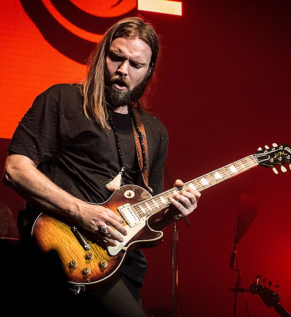 Current guitarist Chris Traynor performing with Bush in 2016