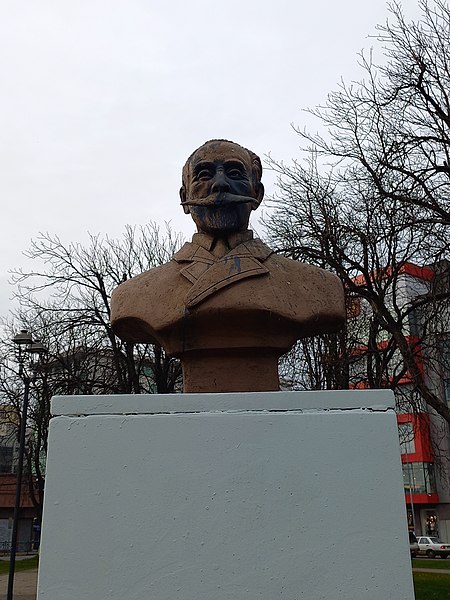 File:Busto Manuel Recabarren Temuco 1.jpg