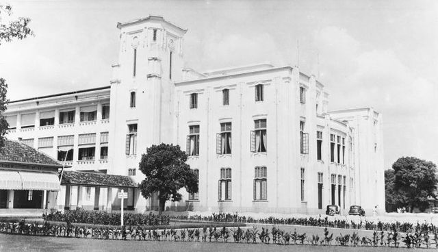The headquarters of the KPM in Koningsplein, Batavia. The building is now the headquarters of the Indonesian Ministry of Transportation.