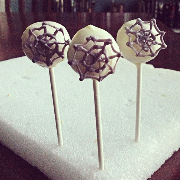 File:Cake pops with spiderwebs (8226961897).jpg