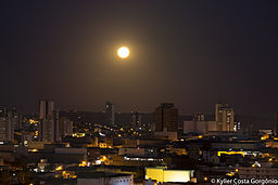 Natligt vy over Campina Grande.