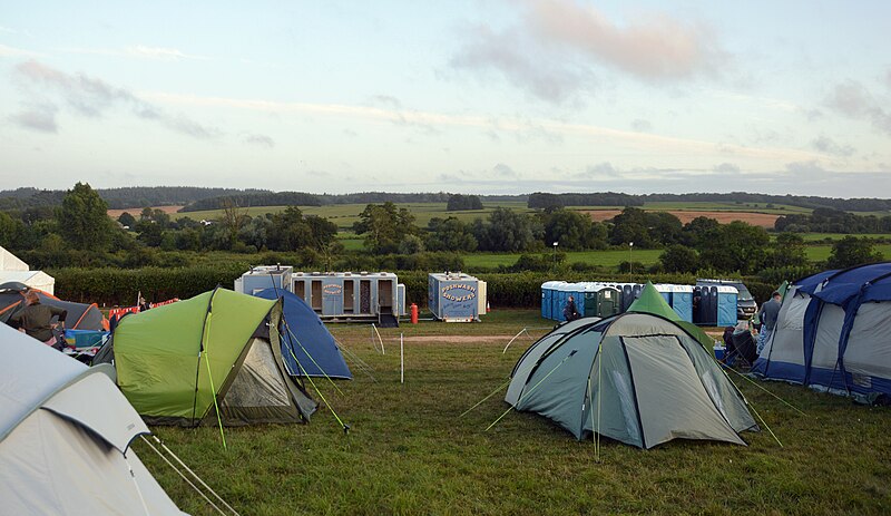 File:Campsite at dusk, Tolpuddle Martyrs' Festival 2023.jpg