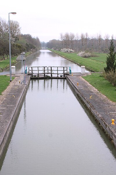 File:Canal des Ardennes Ecluse La Cassine Canal des Ardennes 212.jpg