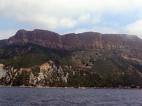 Le cap Canaille et les falaises Soubeyranes vus depuis la mer.