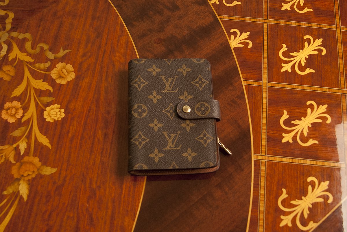 File:Carteira-zipper-louis-vuitton-1 (24308491564).jpg - Wikimedia Commons